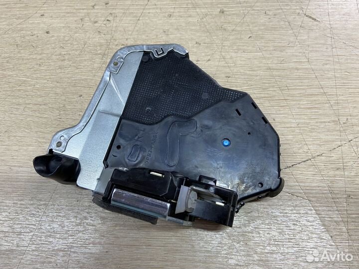 Замок двери передней правой Toyota Rav4 XA50