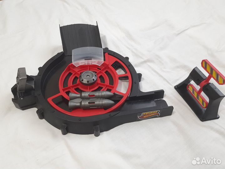 Hot Wheels - 19 машинок и 5 треков (3 настенных)