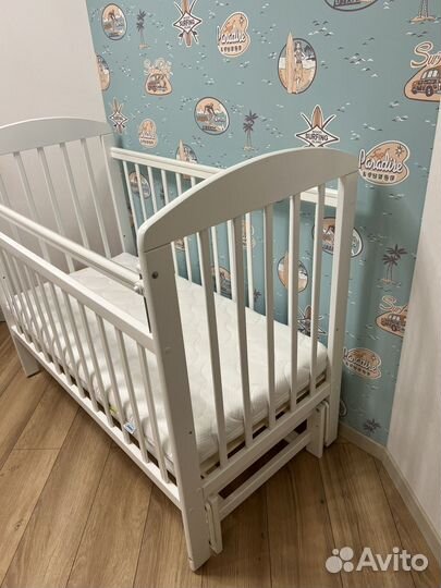 Детская кроватка с поперечным маятником