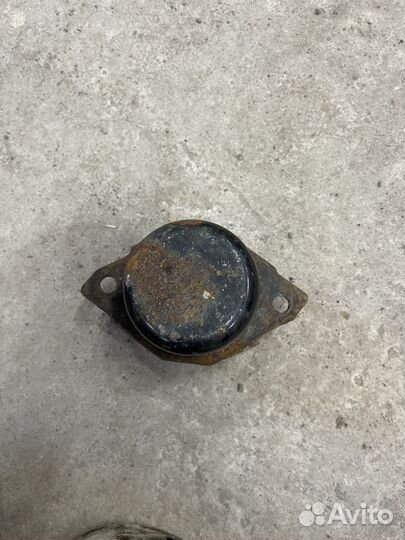 Подушка двигателя левая Passat B3