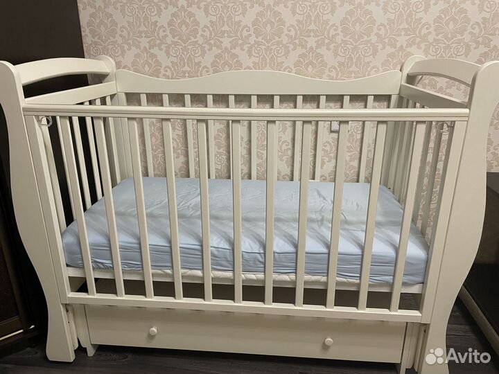 Детская кроватка с универсальным маятником