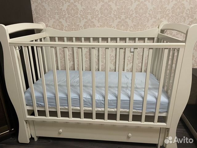 Детская кроватка с универсальным маятником