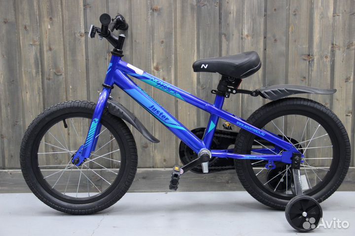 Велосипед с дополнительными колесами Novatrack 16