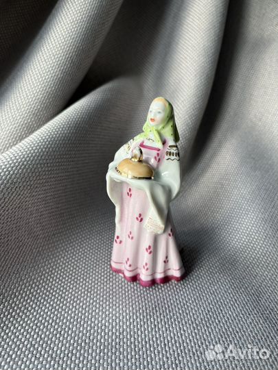Фарфоровая статуэтка 