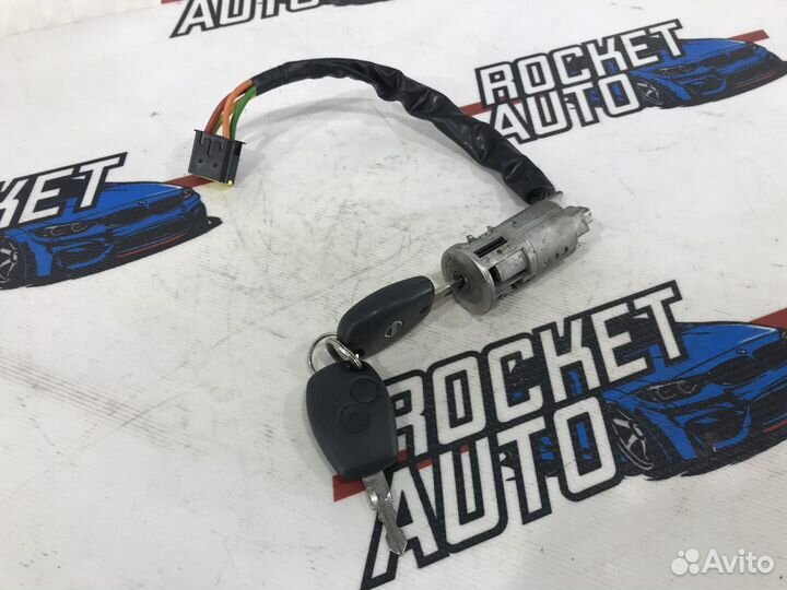 Ключ с замком зажигания Nissan Almera D87004AA0A