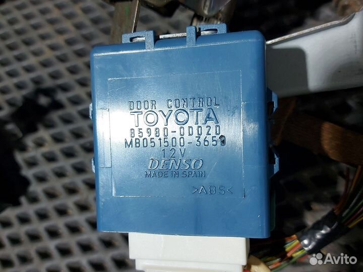 Блок управления центральным замком Toyota Yaris P1