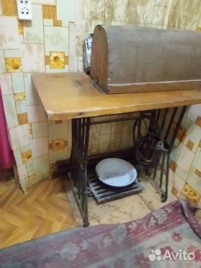 Швейная машина на чугунной подставке