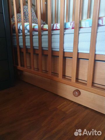 Детская кроватка с маятником