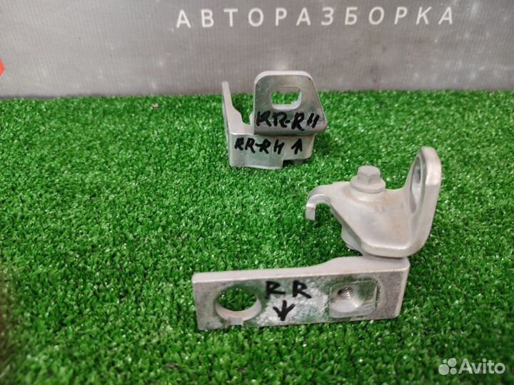 Петли двери задние правые Ford Focus 3 седан 2.0L