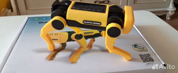 Робот собака на солнечной батарее