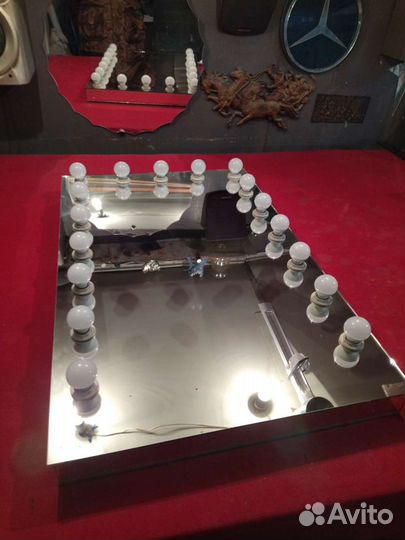 Гримерное зеркало с лампочками