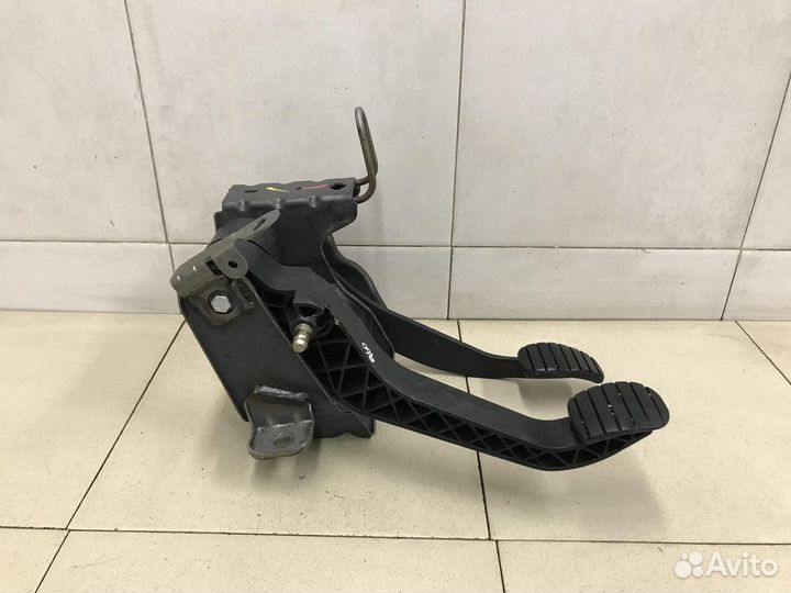 Блок педалей Duster 2012