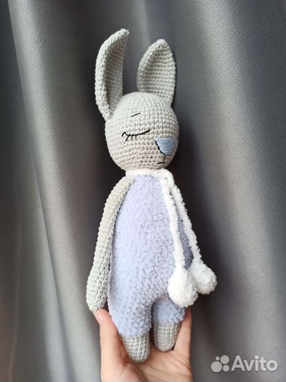 Вязаный игрушка заяц символ нового года