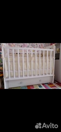 Детская кроватка с маятником и ящиком