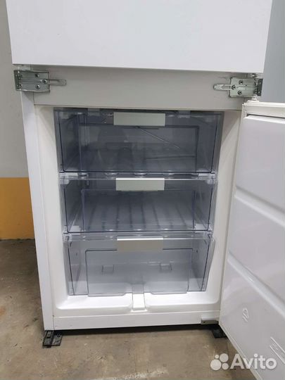 Встраиваемый холодильник whirlpool