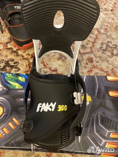 Сноуборд с креплениями и ботинками