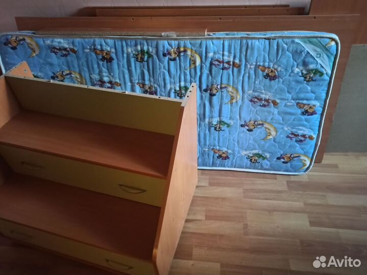 Кровать-чердак с выкатным столом для 5-12 лет