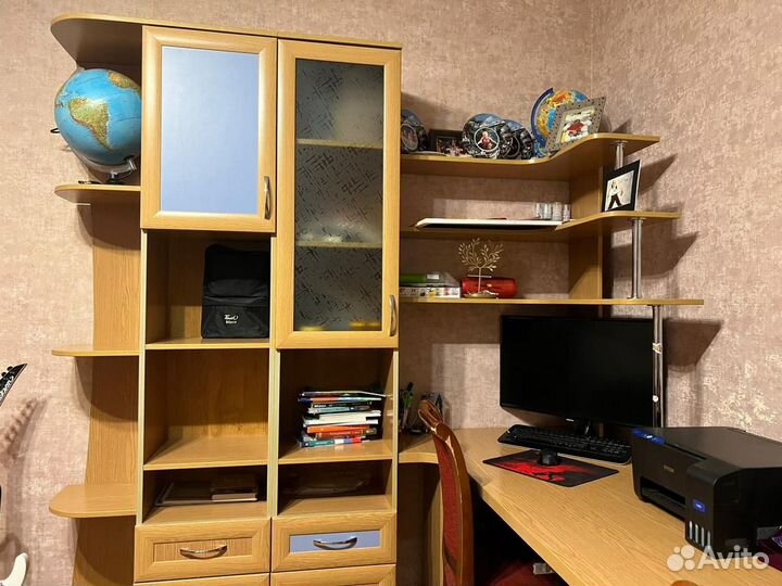 Компьютерный стол и мебель для учебной комнаты