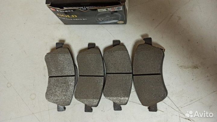 Тормозные колодки переднее Toyota Auris E15