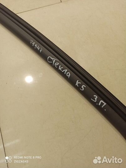 Уплотнитель стекла (задний, правый) (Kia K5 III)