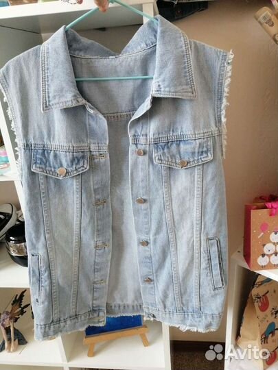 Джинсовый жилет с ручной росписью