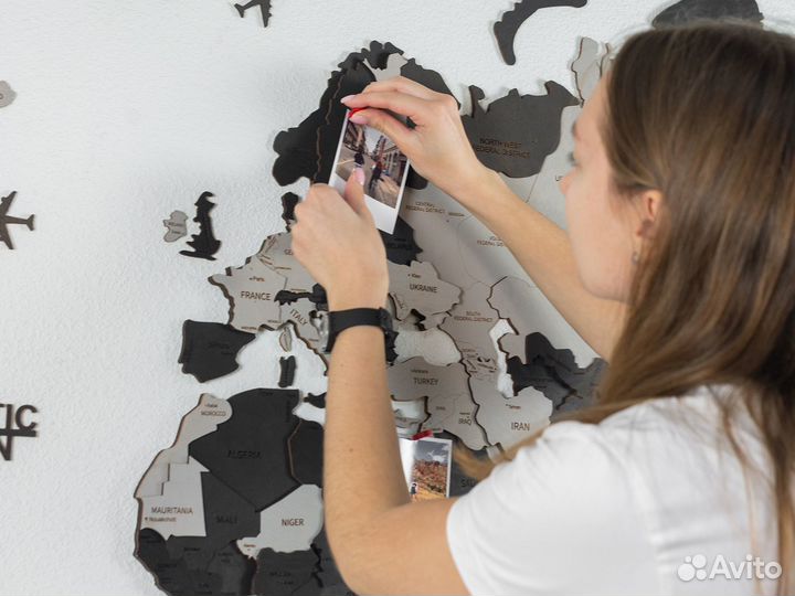 Деревянная карта мира в наличии