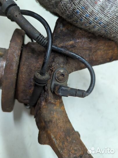 Ступица (кулак, цапфа) левая передняя Dacia Logan