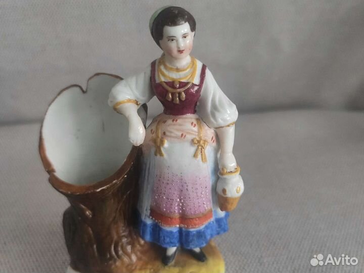 Старинная статуэтка миниатюра, 19 век, фарфор