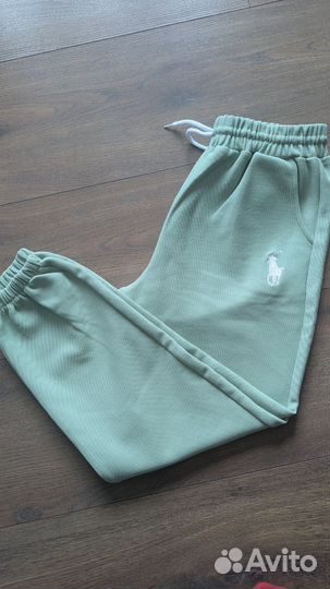 Спортивный женский костюм в идеальном состоянии на