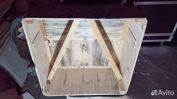 Гитарный кабинет самодельный пустой