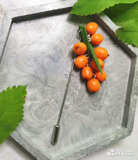 Брошь-игла с облепихой, ручной 6