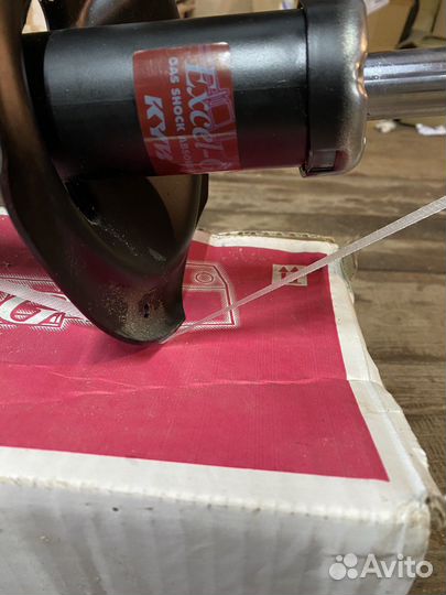 Стойка передняя левая KYB nissan x-trail T30