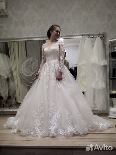 Свадебное платье со шлейфом 42 размера