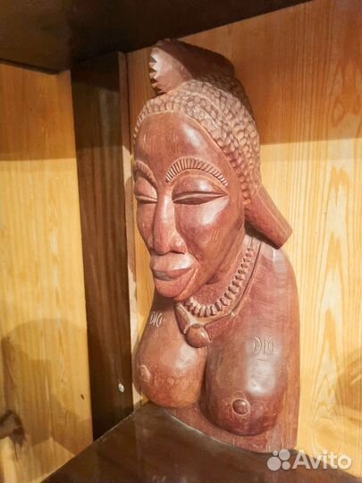 Фигура африканской женщины из красного дерева