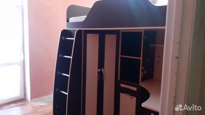 Детская кровать чердак, со столом и шкафом