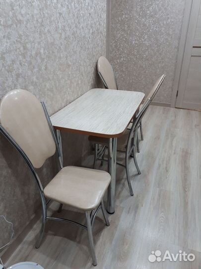 Кухонный стол и стулья б/у