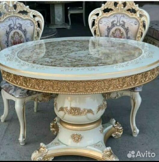 Стол и стулья