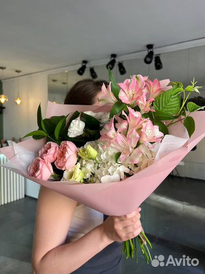 Букет из фермерских цветов с гортензией