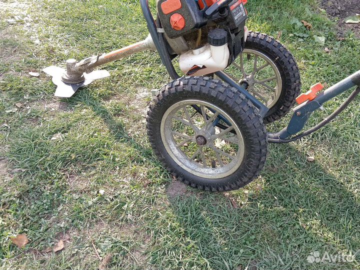 Триммер бензиновый на колесах