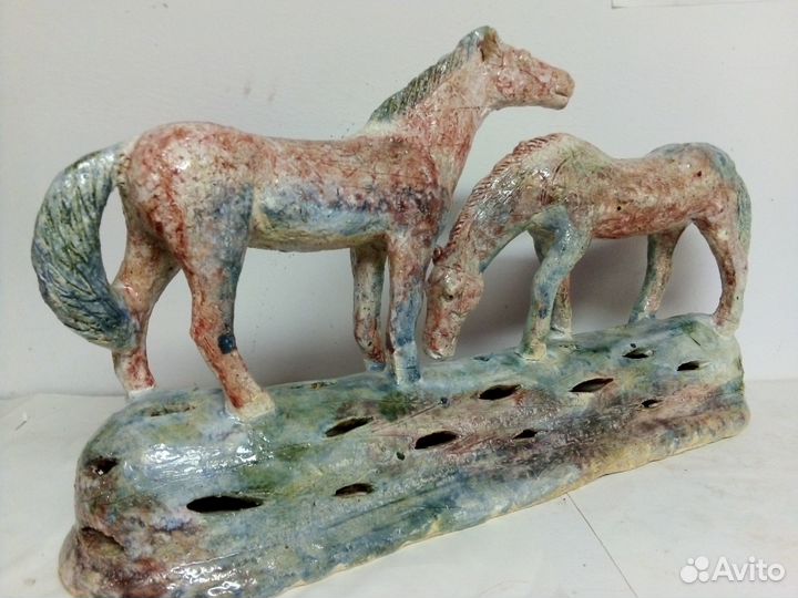 Скульптура кони У воды
