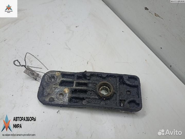 Кронштейн радиатора Opel Astra J рест. 2011