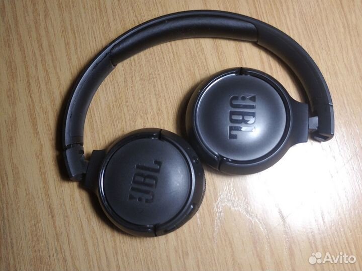 Продам наушники JBL 560BT