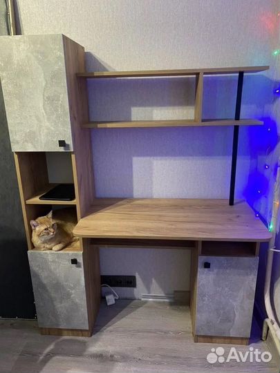 Компьютерный стол с надстройкой