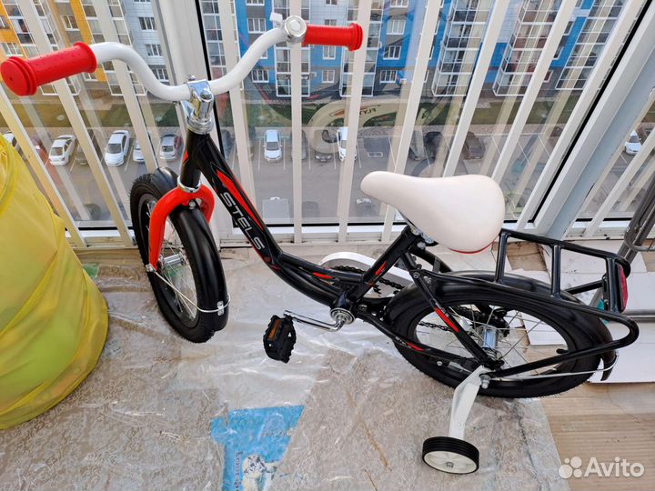 Детский велосипед и санки