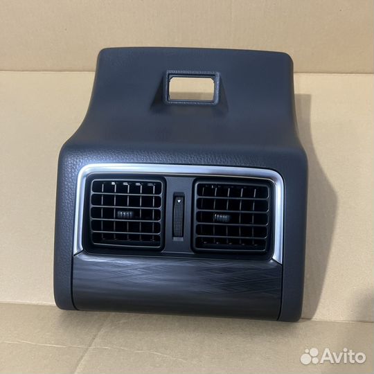 Накладка центральной консоли Toyota Camry V70/V75