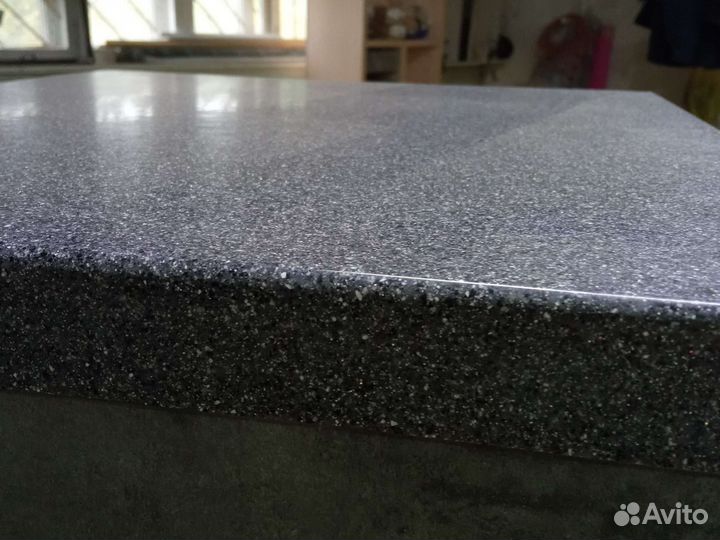 Ящик со столешницей из камня