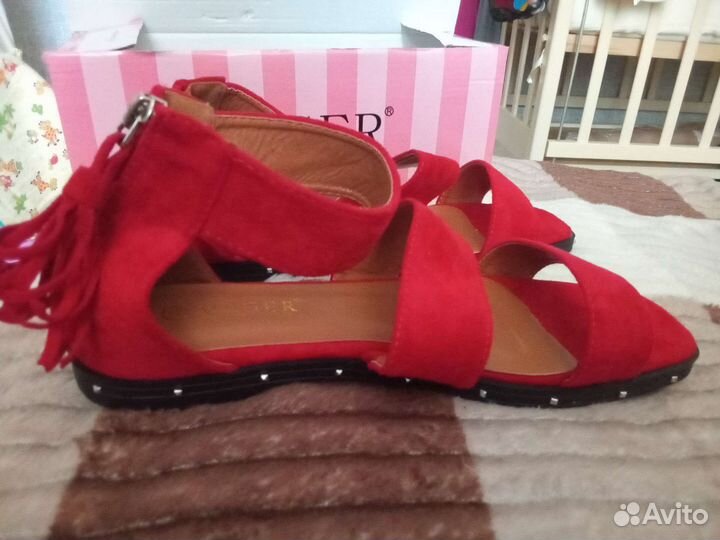 Сандалии новые