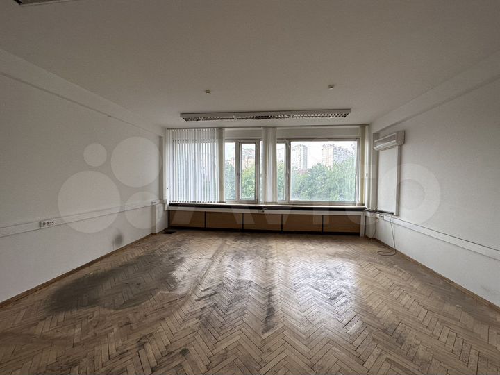 Офис с большими окнами, 145.03 м²