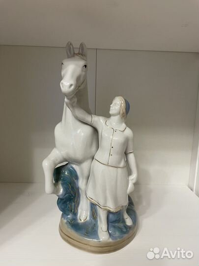 Антикварная статуэтка «Конезаводчица»