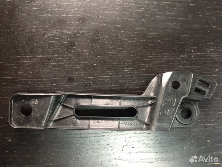 Кронштейн крепления крыла правый Range Rover L494